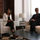 Laura Vilagrà i Félix Bolaños, consellera i ministre de la Presidència, durant la reunió al Palau de la Generalitat