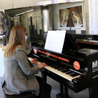 Imma Paulo, pacient de Vall d'Hebron amb la malaltia de Parkinson, tocant el piano que hi ha a l'Hospital Infantil i el de la Dona; instrument que va aprendre a tocar després del diagnòstic.