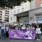 Dones Lleida y Marea Lila se concentraron ayer frente a la delegación de Salud.