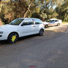 Vehículos inmovilizados en el control de los Mossos d'Esquadra en la carretera dels Àngels.