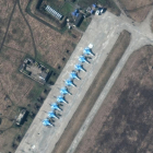 Imatge de satelite facilitada per Maxar Technologies que mostra el desplegament dels caces Sukhoi Su-34 a la base aèria de Primorsko-Akhtarsk, a Krasnodar Krai, Rússia