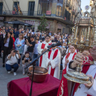 Moment de la benedicció de les Santes Espines per part del bisbe de Solsona, Francesc Conesa.