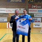 Renovació de Joan Cañellas - Complirà la desena temporada, ja que va arribar la 2012-13, i és un puntal de l’equip. A la foto, el jugador de Vila-seca, amb el president del club, Enric Duch.