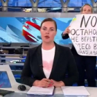 Moment en què Marina Ovsiannikova interromp l’informatiu per protestar contra la guerra.