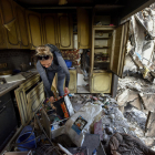 Una mujer recoge pertenencias en su casa destruida cerca de Kiev.