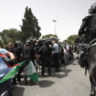 Assistents palestins i la policia israeliana, ahir davant del taüt.