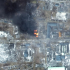 Imagen de satélite que muestra edificios y daños de los bombardeos en la ciudad de Mariupol.
