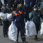 Socorristas rusos ayudan a residentes a evacuar la región de Jersón.