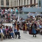 L’ambaixador cristià arriba a la plaça Sant Joan i s’adreça a l’alcalde, Miquel Pueyo.