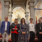 Autoridades junto al artista que participaron en el estreno de las pinturas en la iglesia. 
