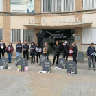 Docentes del instituto Guindàvols de Lleida han hecho una performance en el primero de los cinco días de huelga educativa.