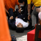 El expremier ministro nipón, Shinzo Abe, se desplomó en medio de la calle tras recibir los disparos.