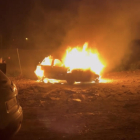 Imatge del vehicle en flames ahir a la matinada al carrer Extremadura de la Bordeta.