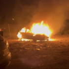 Imagen del vehículo en llamas la madrugada de ayer en la calle Extremadura de La Bordeta.