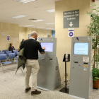Un contribuent recull el seu torn en una delegació de l’Agència Tributària.