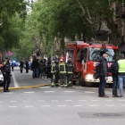 Els Bombers de Barcelona a l'incendi d'un baixos al carrer València que ha deixat quatre ferits