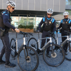 Agents de la Unitat Ciclista de la Guàrdia Urbana de Lleida, amb les noves bicicletes elèctriques.

Data de publicació: dijous 10 de novembre del 2022, 13:18

Localització: Lleida

Autor: Salvador Miret