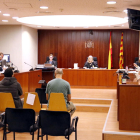 El judici a l'Audiència de Lleida a un acusat (amb jaqueta negra) d'abusar del seu fill de 7 anys