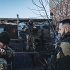 Tres soldats ucraïnesos en una posició de vigilància en un poble proper a la línia de contacte, a 15 de febrer de 2022, a Marinka, Oblast de Donetsk (Ucraïna).