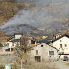 El núcleo urbano de Espot (Pallars Sobirà) donde se ve, en el fondo, la zona afectada por el incendio forestal declarado en la zona del Solau