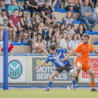 Un jugador del Solsona y otro del Atlètic Lleida disputan un balón.