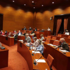 Los representantes de los grupos parlamentarios en la comisión de Derechos Sociales celebrada en el Parlament con la consellera Violant Cervera.