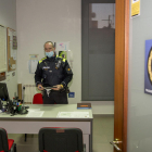 Un agent de la Policia local d’Almacelles, ahir a les oficines del cos.