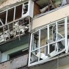 Un edificio residencial de Kiev destrozado por el ejército ruso.