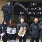 Un moment de la protesta de professors a l'institut Guindàvols de Lleida.