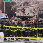 Policia i bombers de la ciutat de Nova York davant l’estació on va succeir el tiroteig.