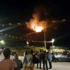 Expectación entre el público de las fallas por el incendio la noche del sábado en Erill la Vall. 