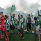 Jugadors i aficionats de l’Alguaire celebren l’ascens de categoria.