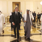 Felipe VI conversa con el jeque Mohamed Bin Zayed Al Nahyan.