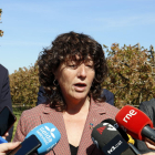 La consellera de Acción Climática, Alimentación y Agenda Rural, Teresa Jordà, atendiendo a los medios durante la visita a fincas de Corbins afectadas por las últimas heladas la semana pasada.