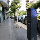 Imagen de archivo de un parquímetro de zona azul de Lleida. 