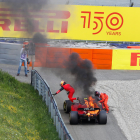 Carlos Sainz abandona su Ferrari en el momento en el que se incendió el vehículo.
