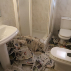 El bany és ple de papers de diari per una fuita d’aigua que hi havia.