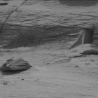 La enigmática imagen compartida por el robot Curiosity, de lo que parece una puerta tallada en la roca de Marte.