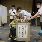 Japoneses votando ayer en los comicios parlamentarios.