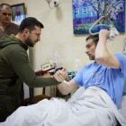El president ucraïnès, Volodomir Zelenski, visita un soldat ferit.