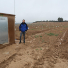 Pol Gort, en la finca plantada con almendros que recibe ya agua del pantano de L’Albagés.