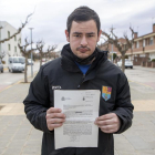 Àngel Puig muestra una de las denuncias a las que se enfrenta. 