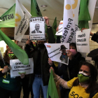 Representantes sindicales ocuparon ayer la conselleria de Educación.