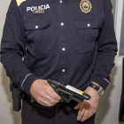 Un agente de la Policía Local de Alcarràs muestra una pistola de gas pimienta. 