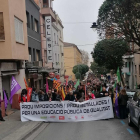 La manifestación de docentes, a su paso por la calle Bisbe Messeguer de Lleida.