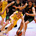 Un momento del partido entre el Tenerife y el Joventut.