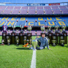 Gerard Piqué posó ayer con todos sus trofeos como azulgrana.