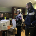 Rostislav Filippenko prepara amb voluntàries una entrega de productes sanitaris a Khàrkiv.