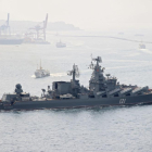 El creuer de míssils Moskvá, vaixell insígnia de l'Armada russa, mentre passa per l'estret de Bòsfor, a prop d'Istanbul, en una fotografia d'arxiu.
