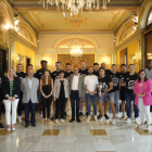 Foto de familia de la recepción en la Paeria al Balàfia Vòlei.